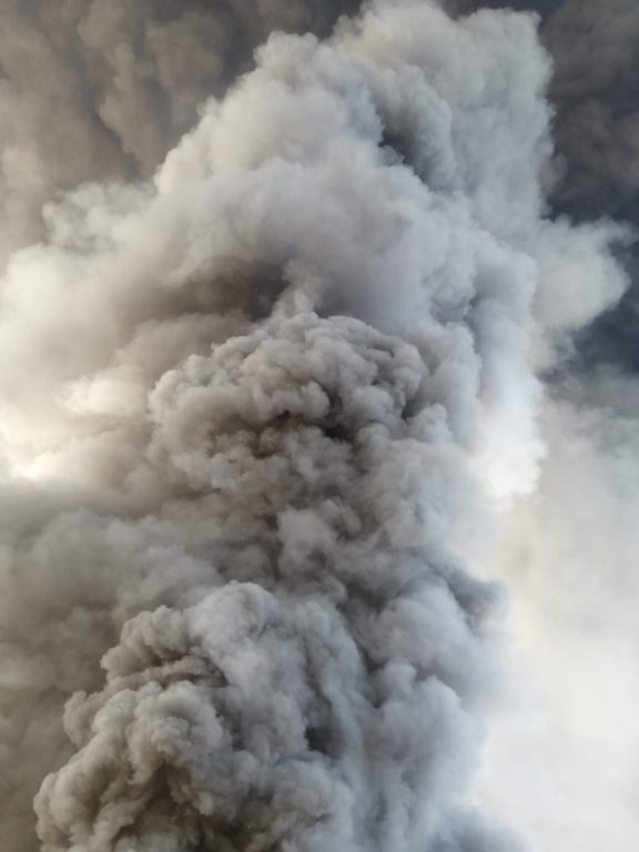 Gigantesco incendio consume empresa de materiales de construcción en Quilicura