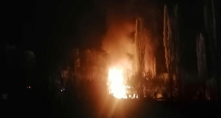 Incendio intencional consume galpón en Lonquimay
