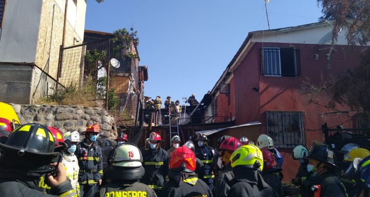 Bomberos combatiendo incendio en Lo Barnechea.