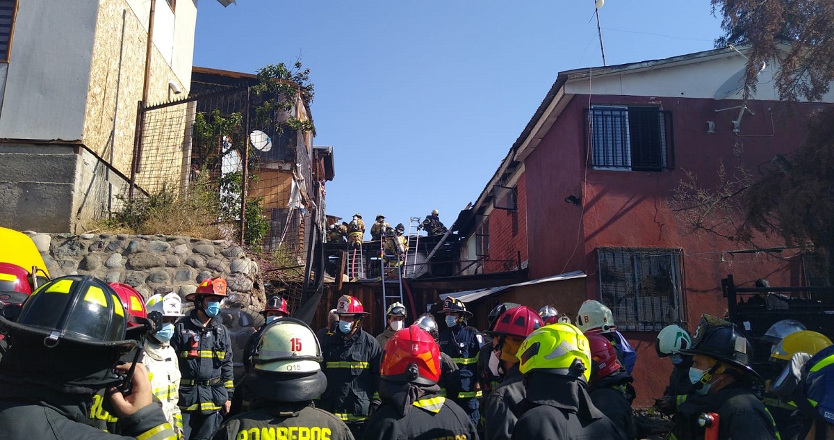 Bomberos combatiendo incendio en Lo Barnechea.
