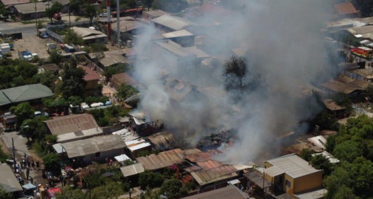 Bomberos trabaja en incendio que afecta a varias viviendas en Maipú