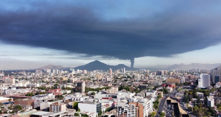 Columna de humo por incendio en empresa de Quilicura