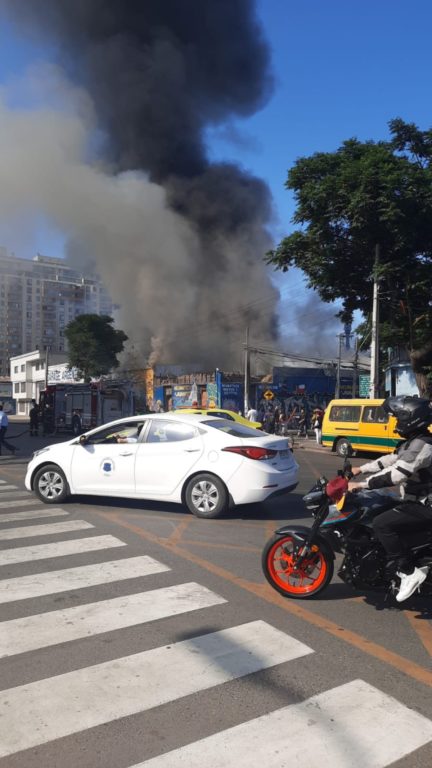 Bomberos se dirige a incendio que deja densa columna de humo en el centro de Santiago