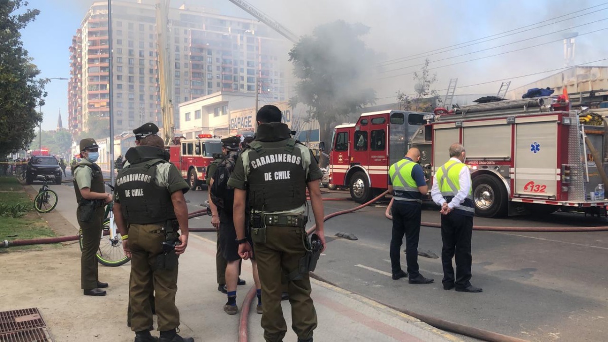 Bomberos trabaja en gigantesco incendio que deja densa columna de humo en el centro de Santiago