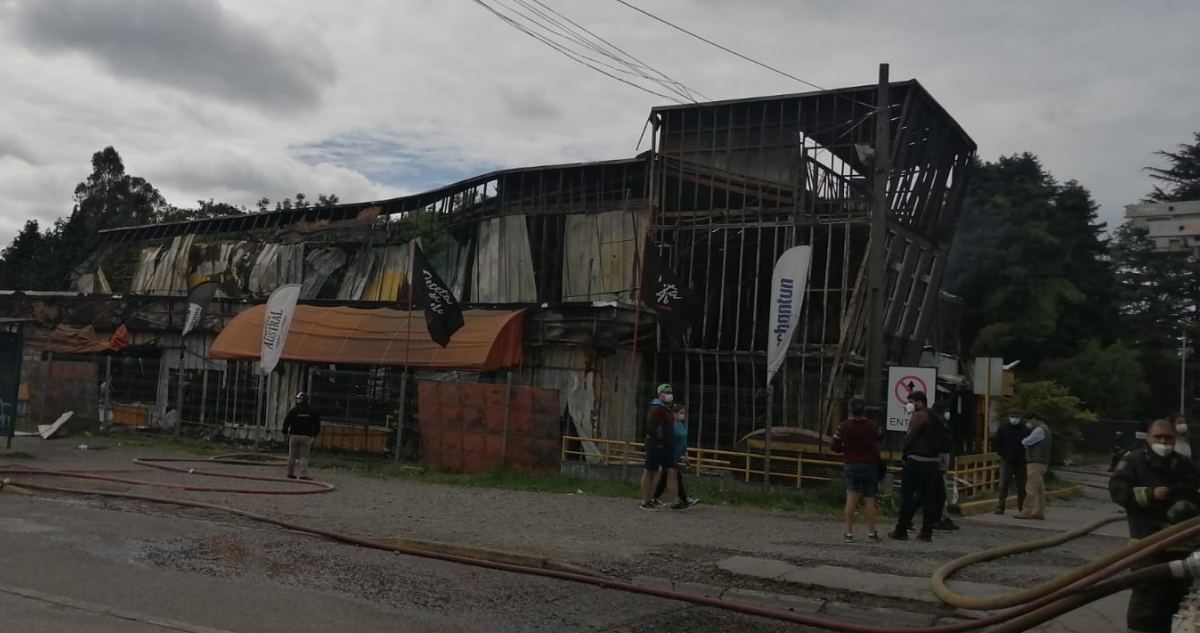 Amplían detención del presunto responsable en el incendio que consumió supermercado de Valdivia