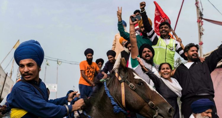 Granjeros de la India celebran el anuncio del gobierno.