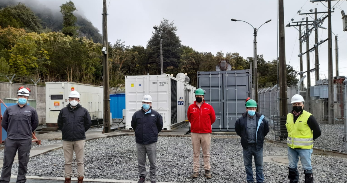 Hombres posando para foto