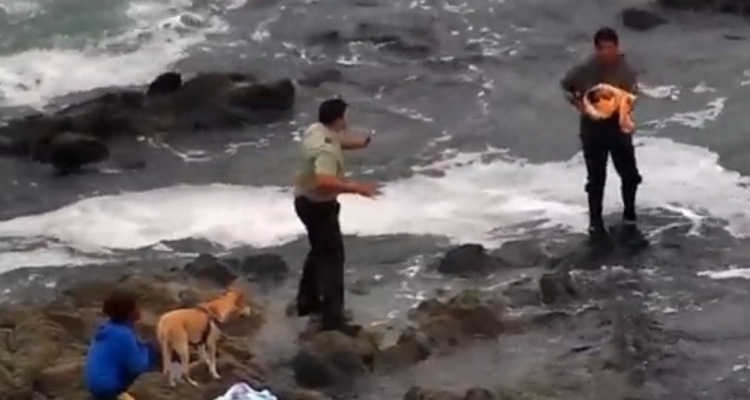 Rescate del menor de brazos de su padre en el mar.
