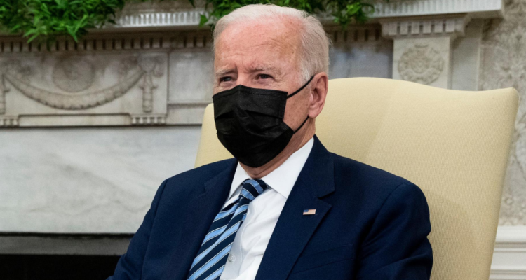 Joe Biden con mascarilla.
