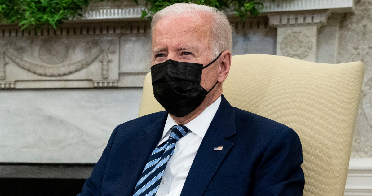 Joe Biden con mascarilla.
