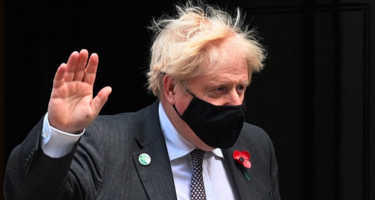 Boris Johnson deja COP26 en jet privado para cenar con conocido negacionista de emergencia climática
