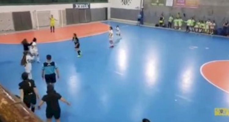 Lucía Solís fue golpeada por una aficionada.