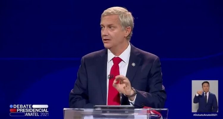 Kast se defiende de dictadura de Pinochet