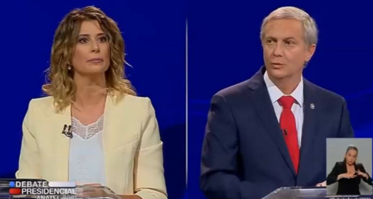 Kast pregunta a Macarena Pizarro si es casada