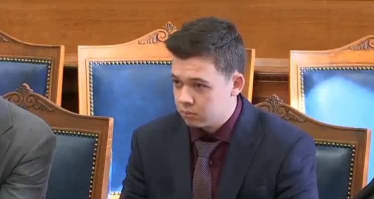 Kyle Rittenhouse justo antes de escuchar el veredicto por su caso.