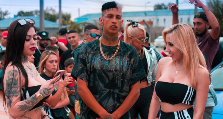 L-Gante y sus bailarinas