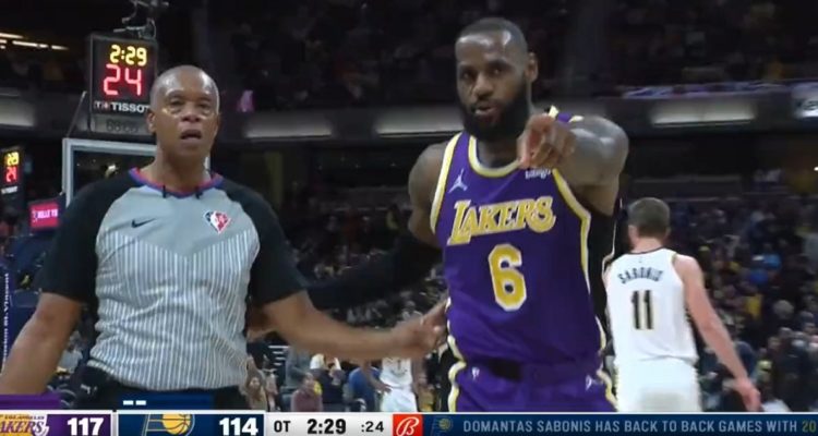 LeBron James pidió sacar a dos aficionados.