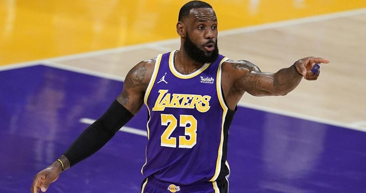 LeBron James pidió sacar a dos aficionados.