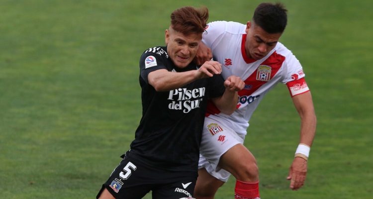 Leonardo Gil ante Curicó Unido.