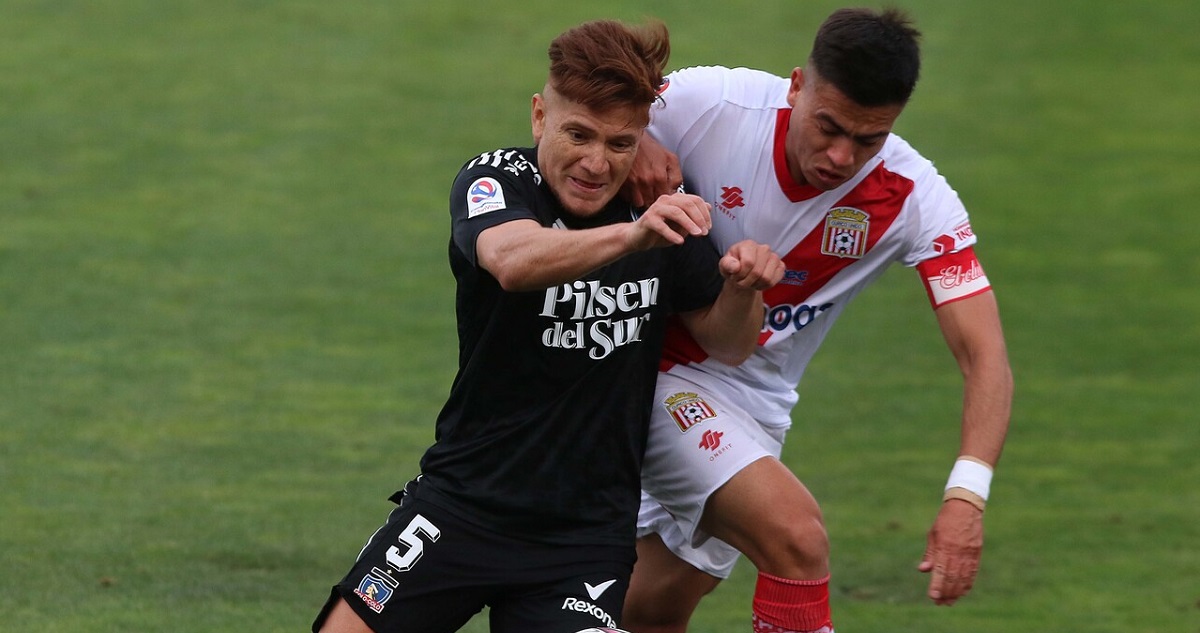 Leonardo Gil ante Curicó Unido.