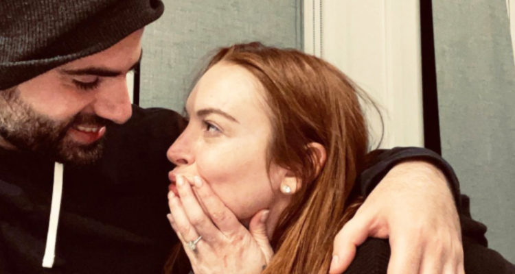 Lindsay Lohan mostrando su anillo junto a su pareja.
