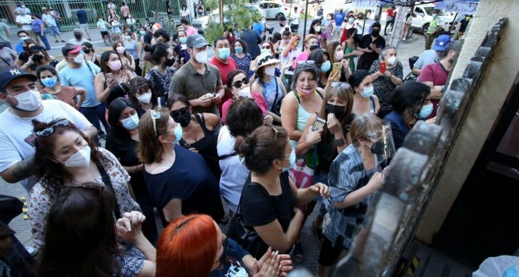 filas en locales de votación