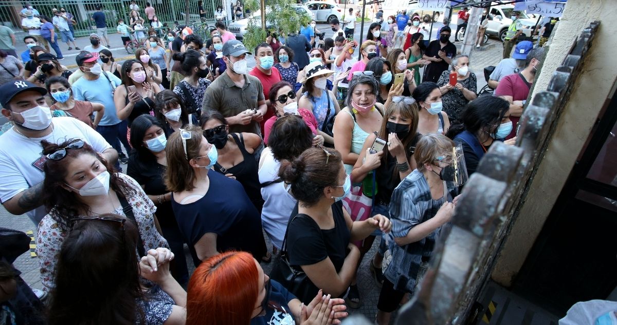 filas en locales de votación