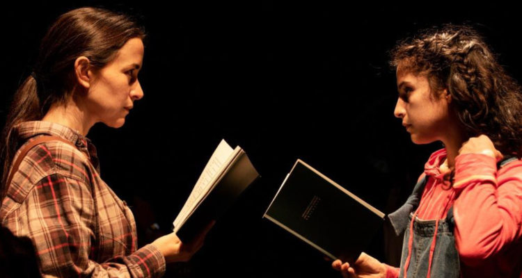 En la imagen, Lorena Bosh y Belén Herrera sostienen libros durante la obra.