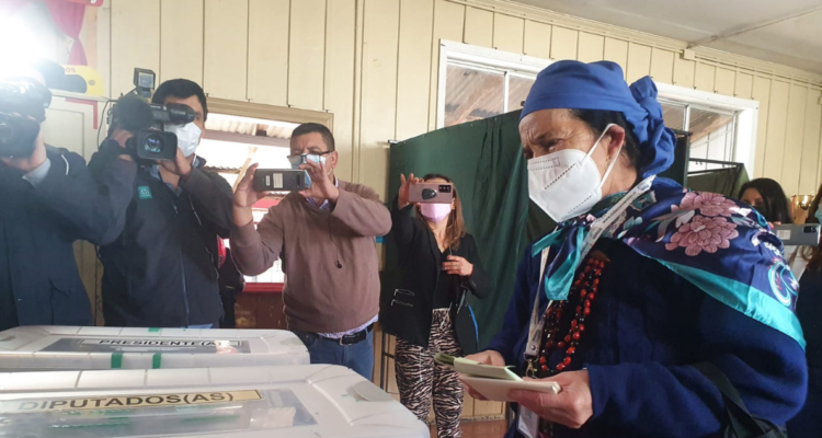 Machi Linconao llega a sufragar y demora 15 minutos porque la papeleta era muy grande