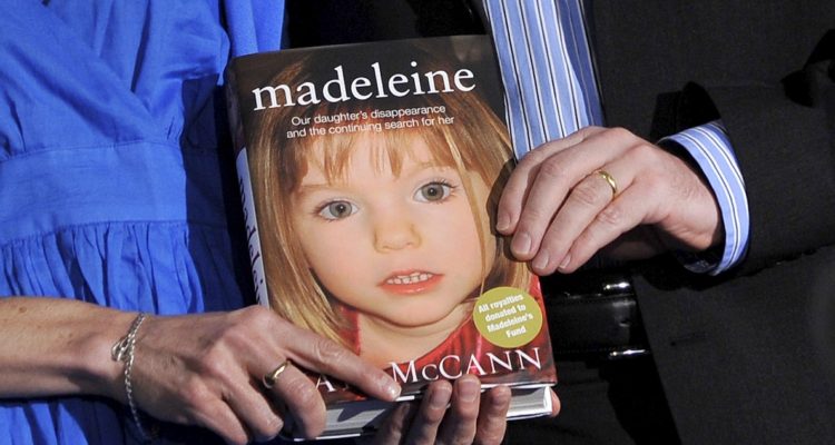 Libro sobre la búsqueda de Madeleine McCann, siendo sujetado por sus padres.