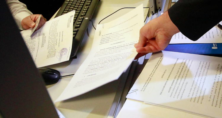 Mano sosteniendo documento