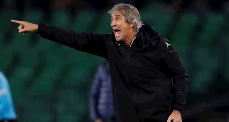 Manuel Pellegrini dirigiendo al Betis.