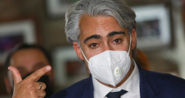 Marco Enríquez-Ominami usando mascarilla.