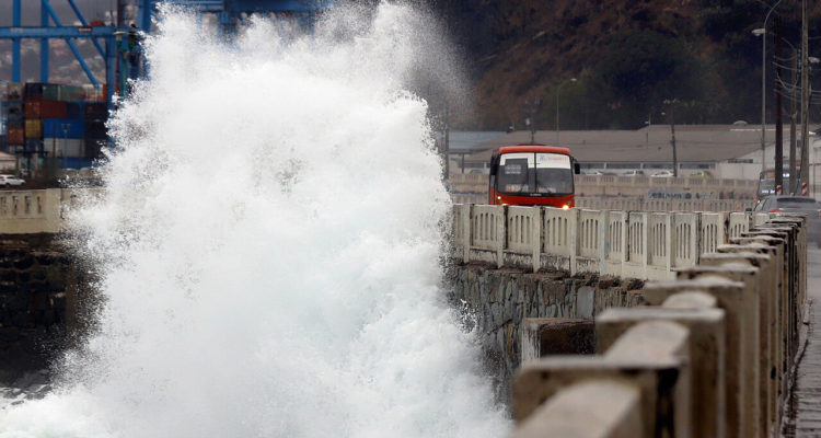 Fuertes marejadas se registraron en el borde costero de Valparaíso, en junio de 2021.