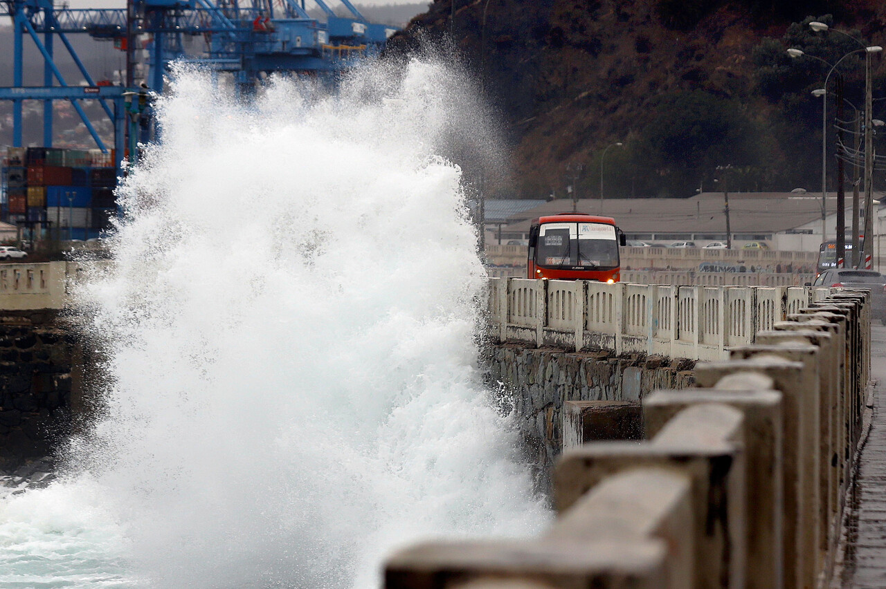 Fuertes marejadas se registraron en el borde costero de Valparaíso, en junio de 2021.