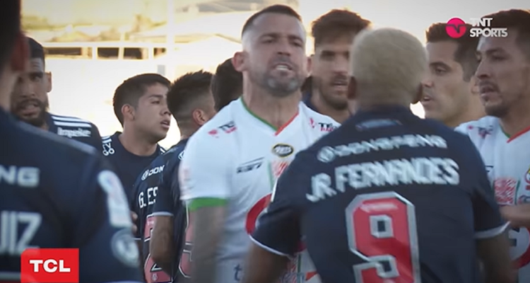 Matías Donoso encarando a Junior Fernandes.