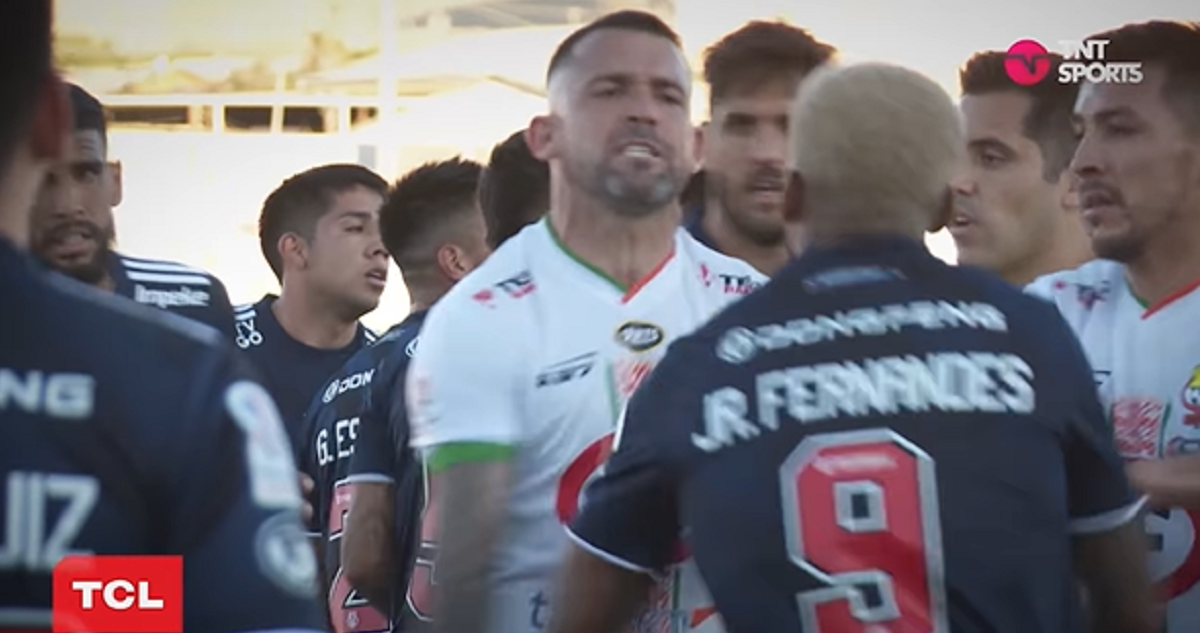 Matías Donoso encarando a Junior Fernandes.