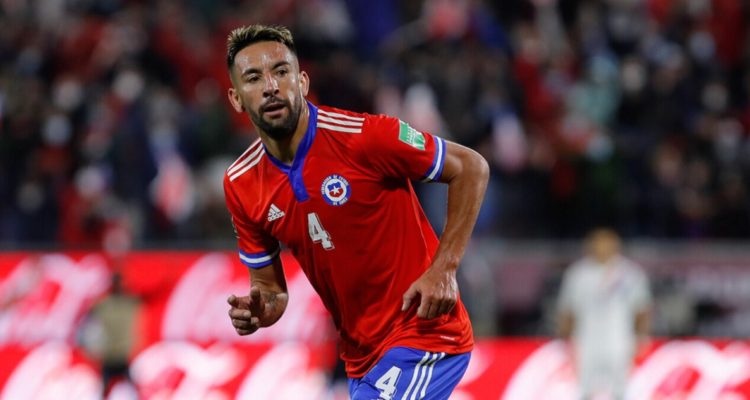 Mauricio Isla baja en La Roja contra Paraguay