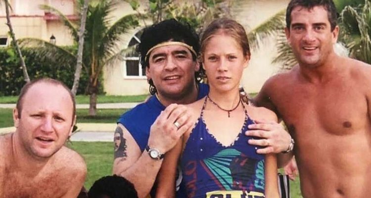 Mavys Álvarez y Diego Maradona (2001).