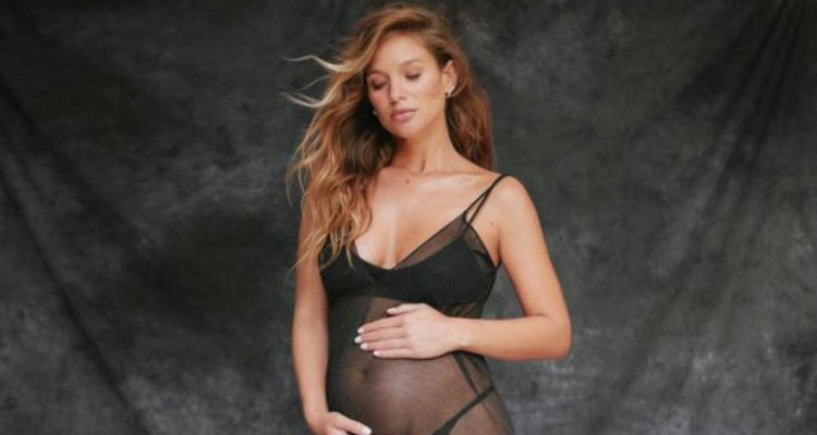 La actriz aparece mostrando su vientra con un vestido translúcido.