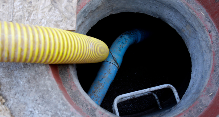 Menor de 2 años cae a pozo de aguas servidas y muere en el lugar