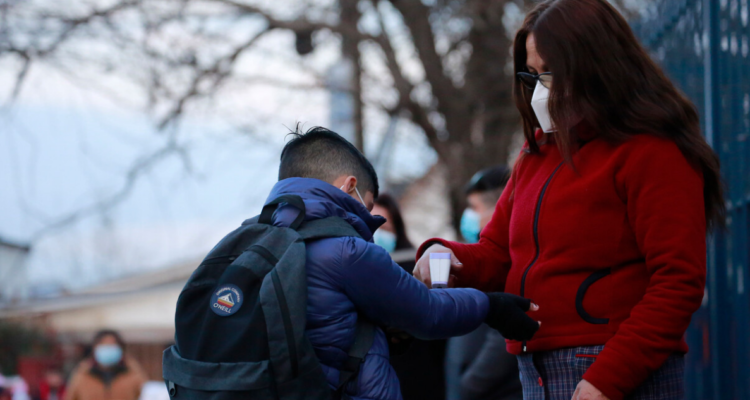 Niño tomándose temperatura