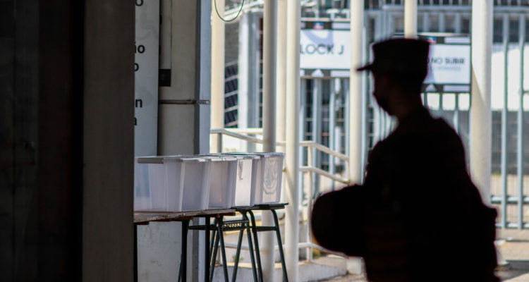 Militares detienen a carabinero acusado de grabar a joven bajo su falda