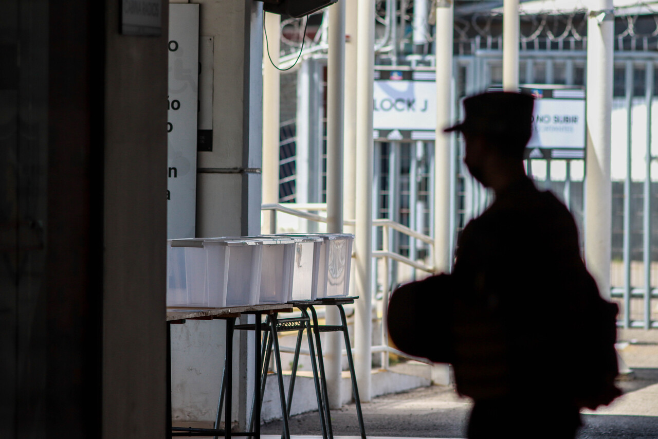 Militares detienen a carabinero acusado de grabar a joven bajo su falda