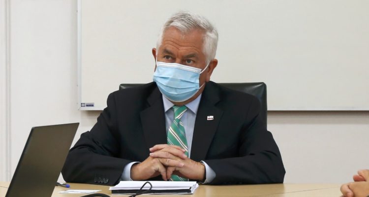 Ministro de Salud, Enrique Paris.