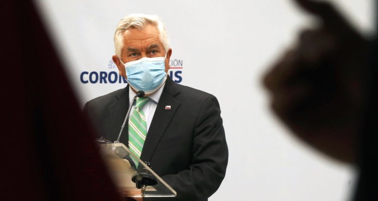 El ministro de Salud, Enrique Paris, da una conferencia.