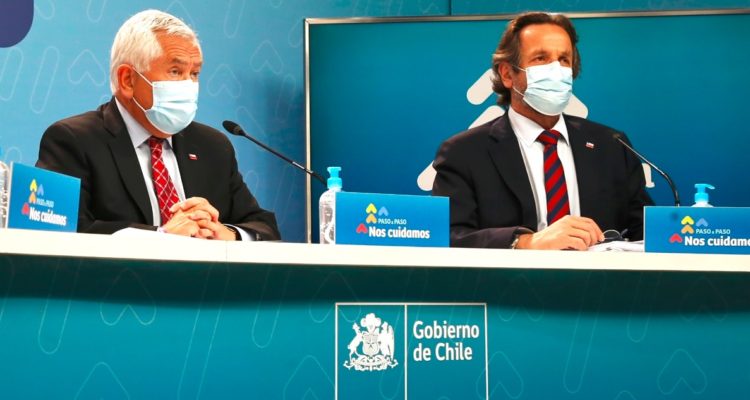 Ministro de Salud Enrique Paris junto a subsecretario de Redes Asistenciales