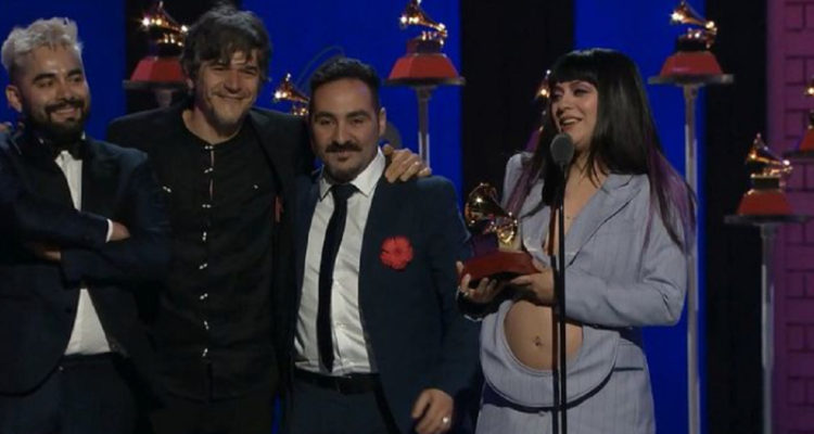 Mon Laferte en la ceremonia del grammy latino 2021