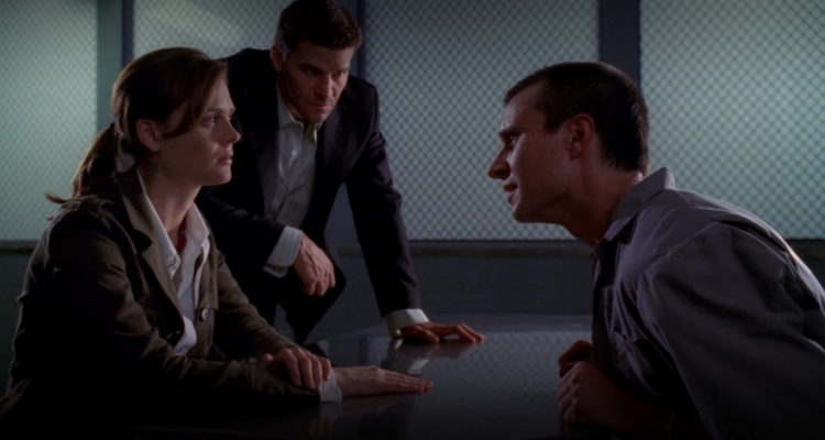 El actor aparece interpretando a Howard Epps, quien está siendo interrogado por los protagonistas de Bones