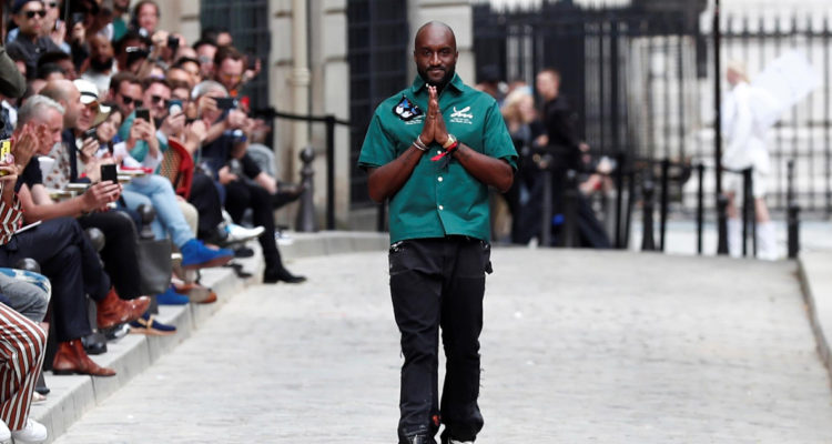 Virgil Abloh saliendo a saludar tras uno de sus desfiles de moda.